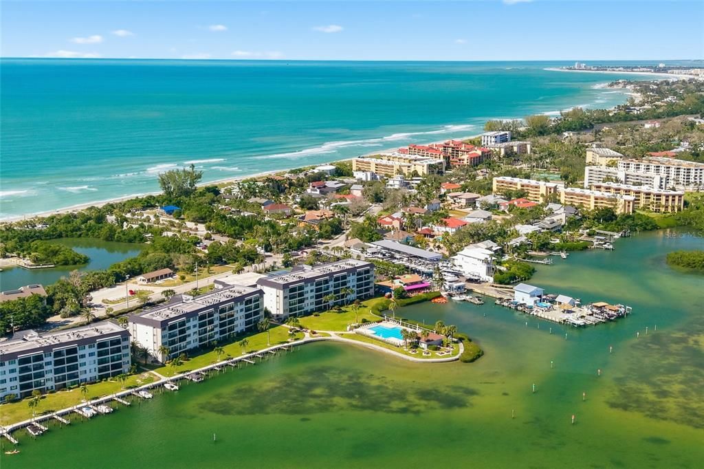 Active With Contract: $579,000 (2 beds, 2 baths, 1093 Square Feet)