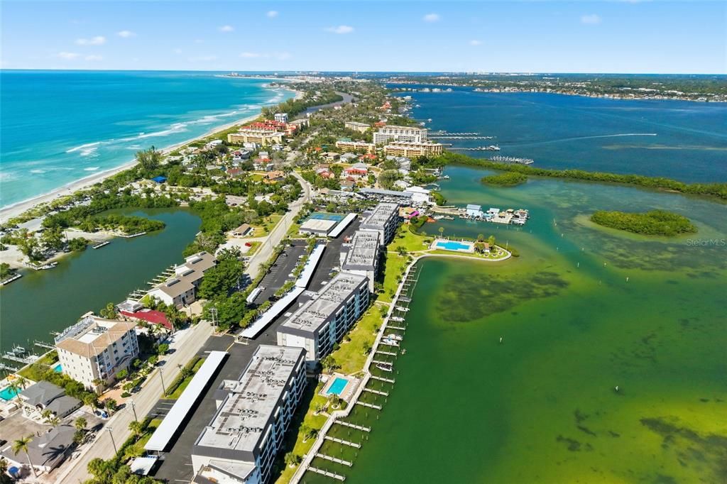 Active With Contract: $579,000 (2 beds, 2 baths, 1093 Square Feet)