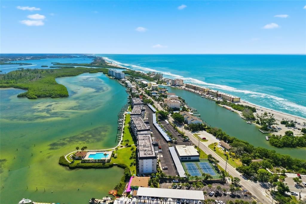 Active With Contract: $579,000 (2 beds, 2 baths, 1093 Square Feet)