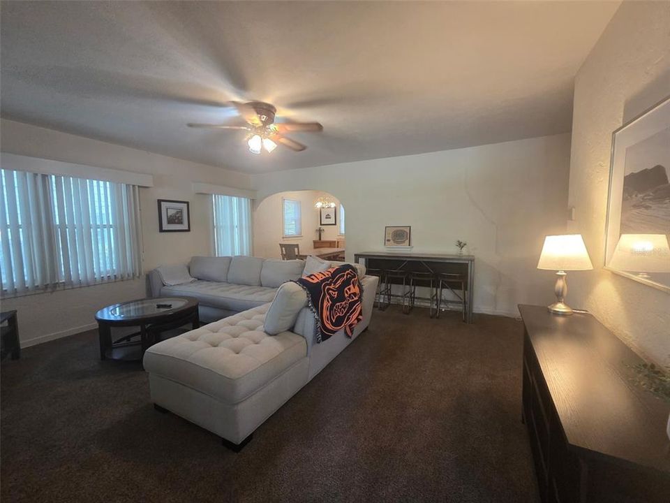 En Venta: $650,000 (5 camas, 2 baños, 2487 Pies cuadrados)