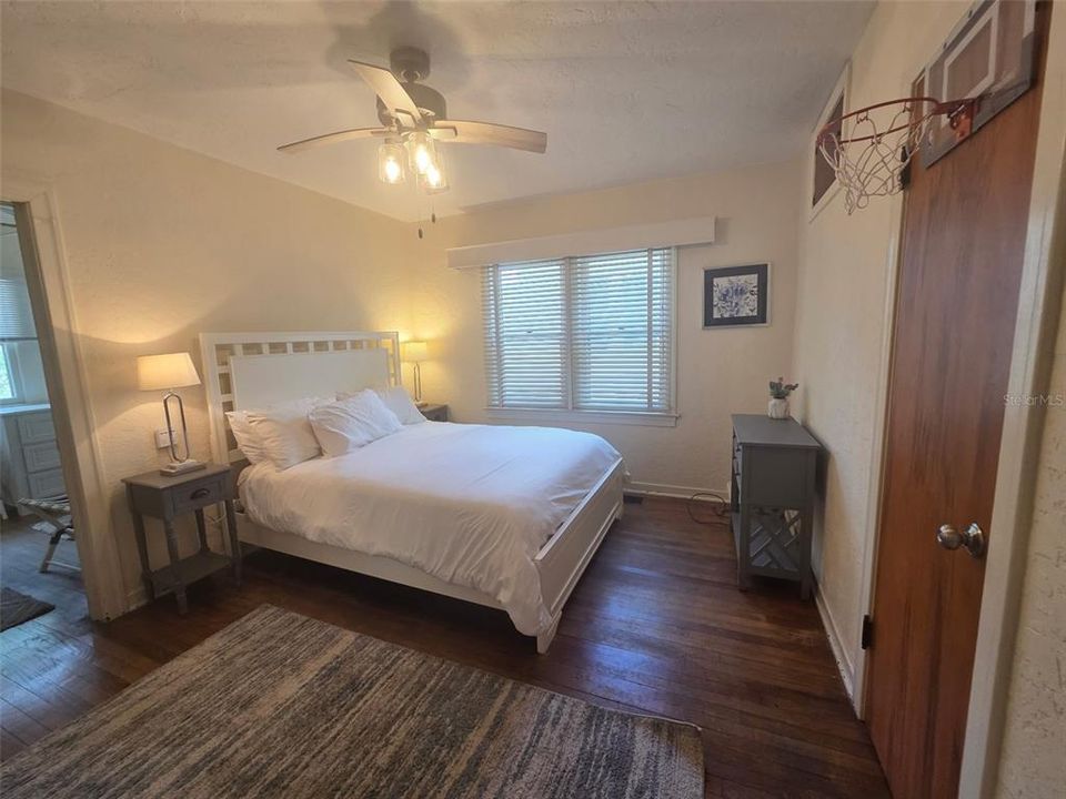 En Venta: $650,000 (5 camas, 2 baños, 2487 Pies cuadrados)