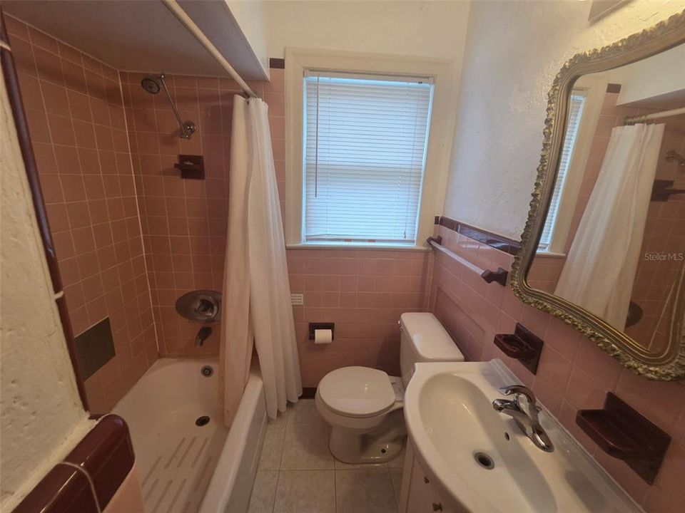 En Venta: $650,000 (5 camas, 2 baños, 2487 Pies cuadrados)