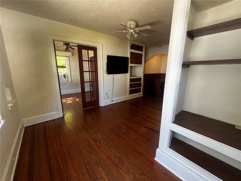 En Venta: $650,000 (5 camas, 2 baños, 2487 Pies cuadrados)