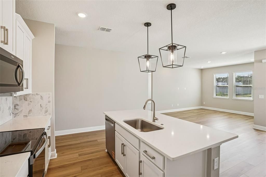 На продажу: $376,990 (4 спален, 2 ванн, 1908 Квадратных фут)