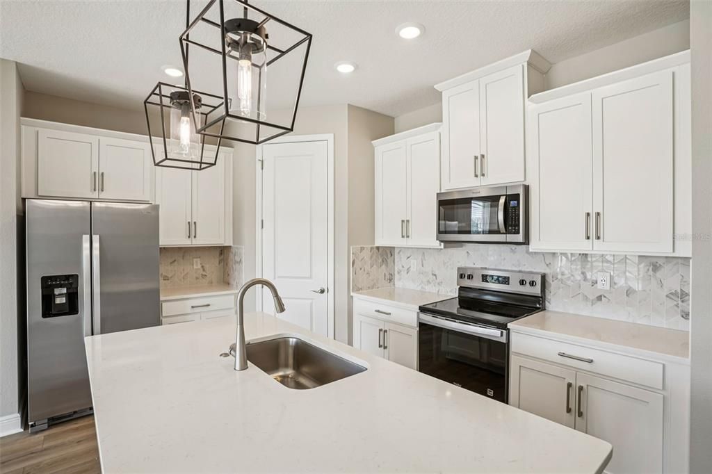 На продажу: $376,990 (4 спален, 2 ванн, 1908 Квадратных фут)