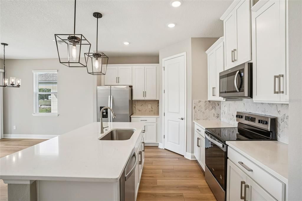 На продажу: $376,990 (4 спален, 2 ванн, 1908 Квадратных фут)