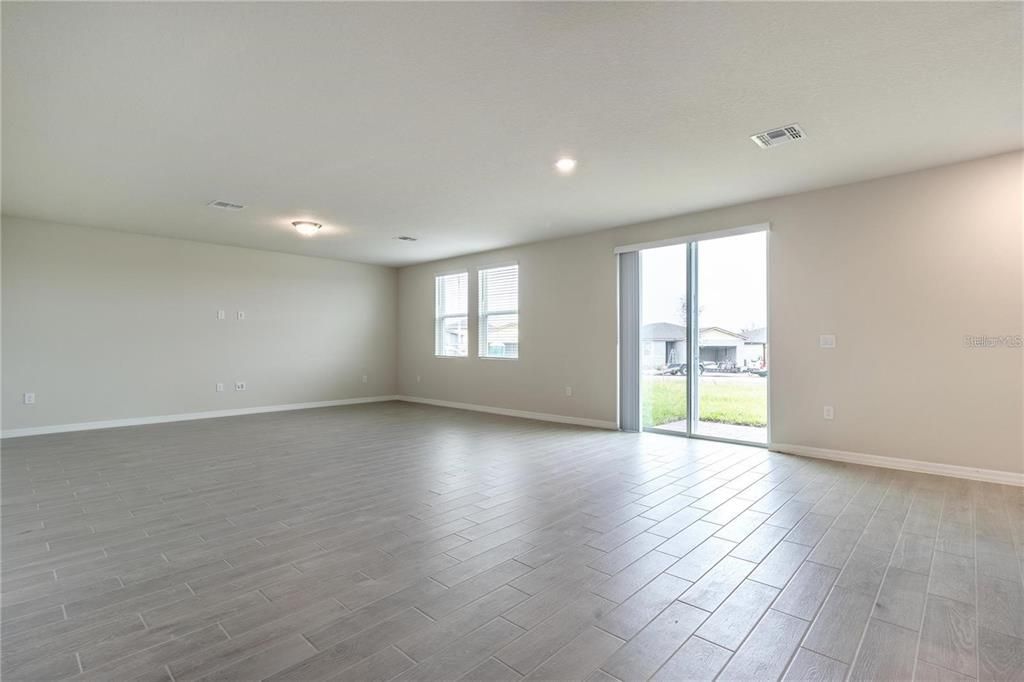 For Sale: $395,000 (4 beds, 3 baths, 2687 Square Feet)