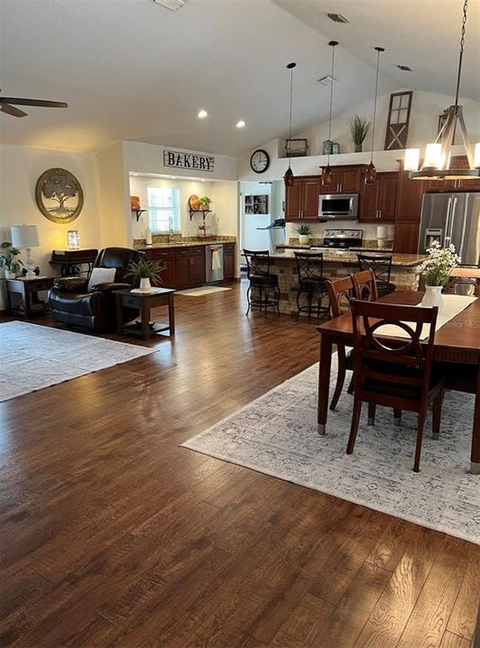 На продажу: $749,900 (3 спален, 3 ванн, 2561 Квадратных фут)