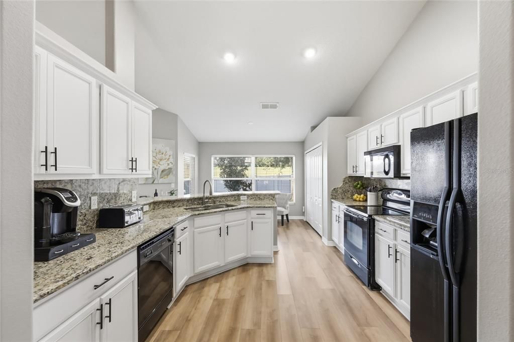 Под контрактом: $425,000 (3 спален, 2 ванн, 1760 Квадратных фут)