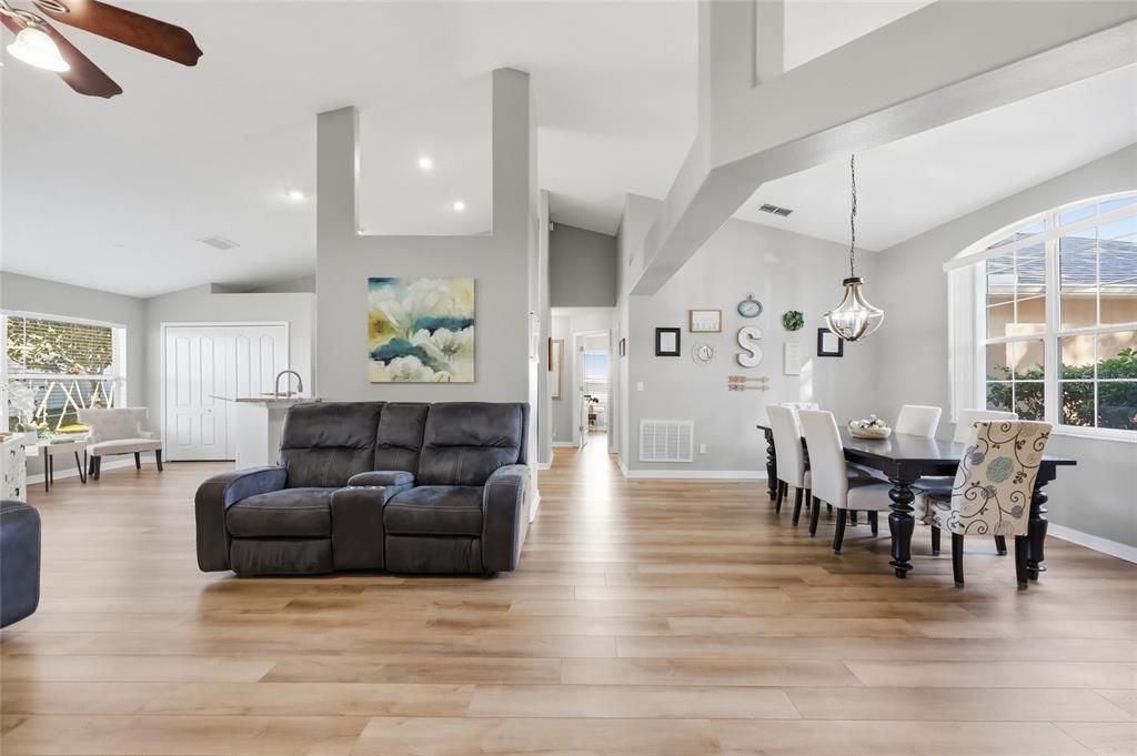 Под контрактом: $425,000 (3 спален, 2 ванн, 1760 Квадратных фут)