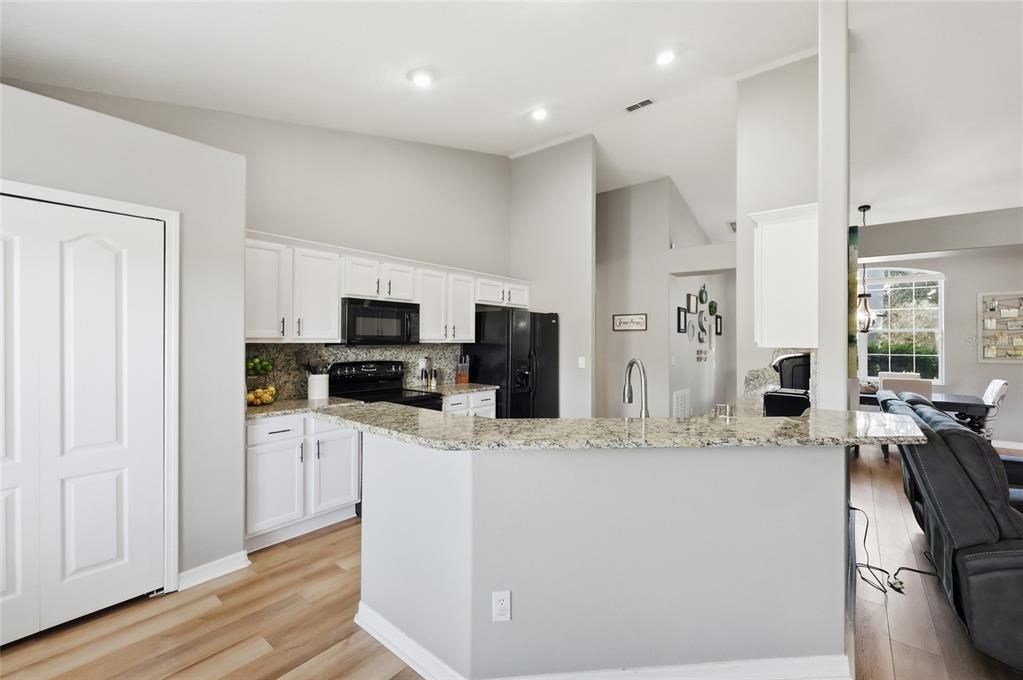 Под контрактом: $425,000 (3 спален, 2 ванн, 1760 Квадратных фут)