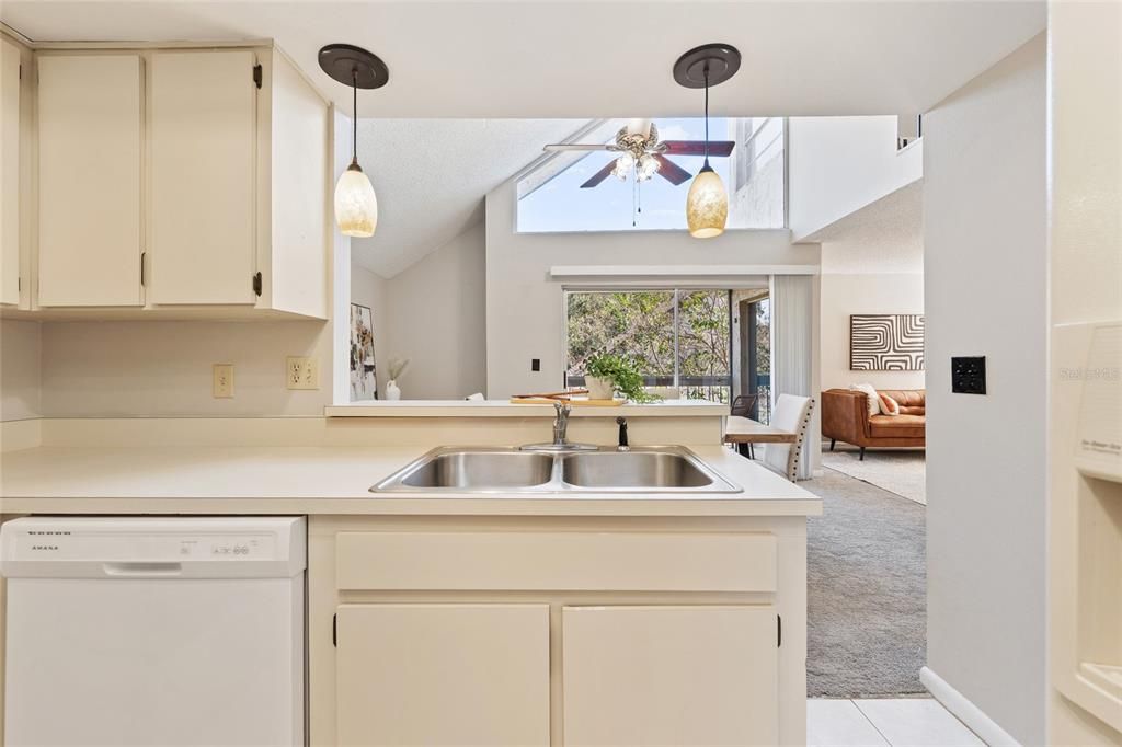 For Sale: $139,500 (2 beds, 1 baths, 994 Square Feet)