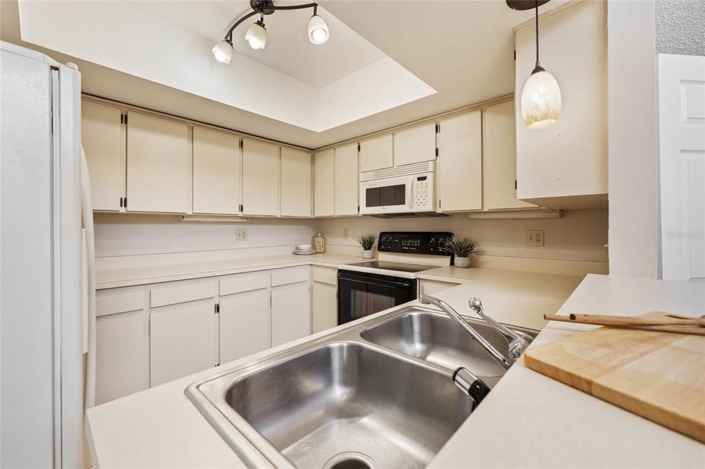 For Sale: $139,500 (2 beds, 1 baths, 994 Square Feet)