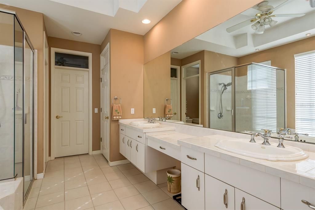 En Venta: $925,000 (4 camas, 3 baños, 3059 Pies cuadrados)