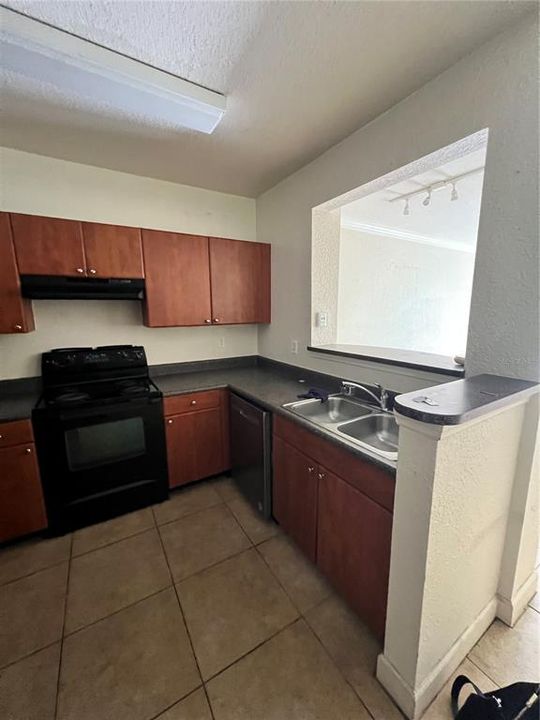 For Rent: $1,450 (1 beds, 1 baths, 744 Square Feet)