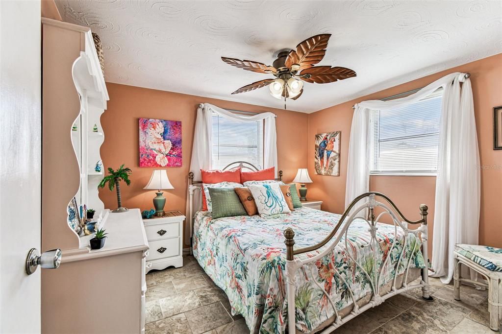 Active With Contract: $249,900 (2 beds, 2 baths, 936 Square Feet)