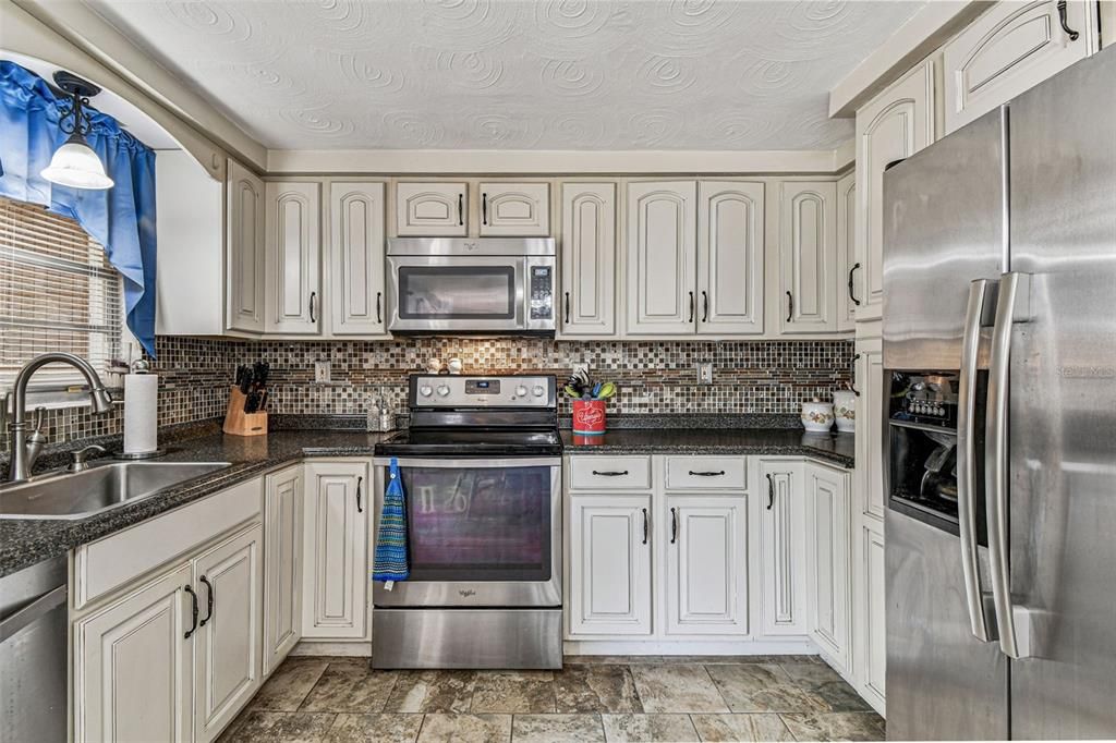 Active With Contract: $249,900 (2 beds, 2 baths, 936 Square Feet)