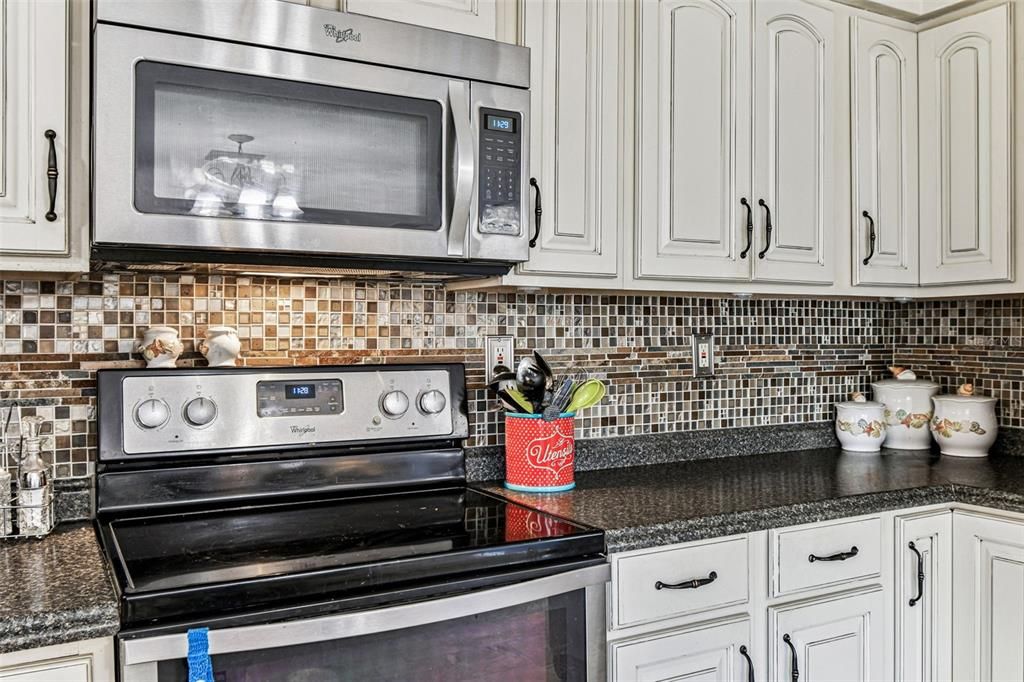 Active With Contract: $249,900 (2 beds, 2 baths, 936 Square Feet)