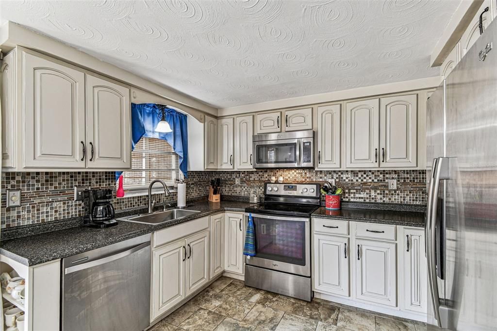 Active With Contract: $249,900 (2 beds, 2 baths, 936 Square Feet)