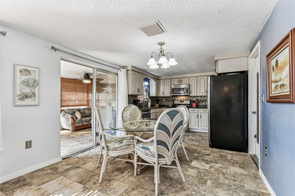 Active With Contract: $249,900 (2 beds, 2 baths, 936 Square Feet)