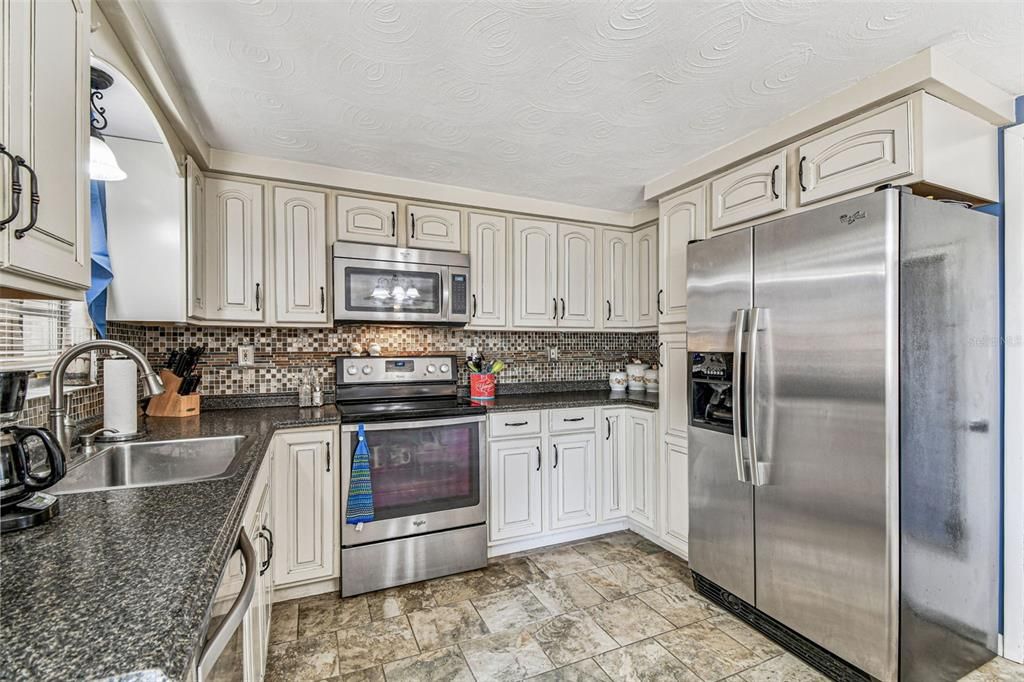 Active With Contract: $249,900 (2 beds, 2 baths, 936 Square Feet)