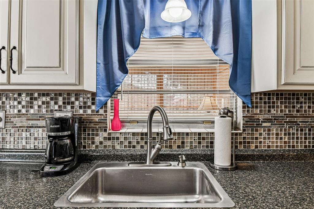 Active With Contract: $249,900 (2 beds, 2 baths, 936 Square Feet)