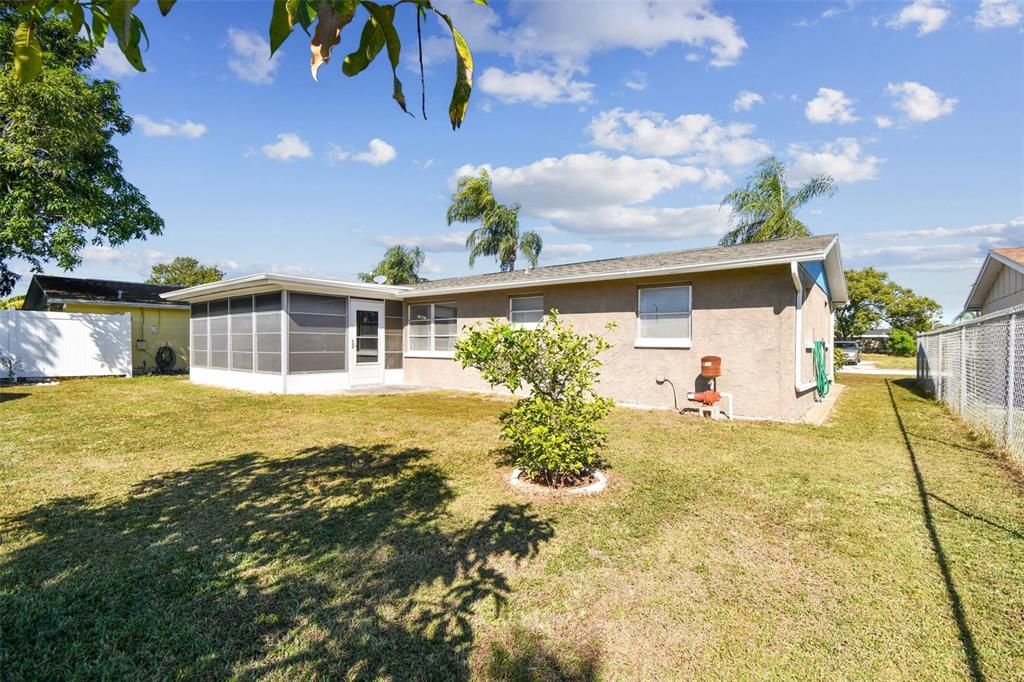 Active With Contract: $249,900 (2 beds, 2 baths, 936 Square Feet)