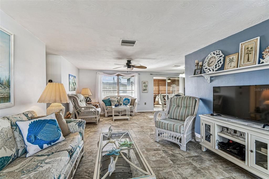 Active With Contract: $249,900 (2 beds, 2 baths, 936 Square Feet)