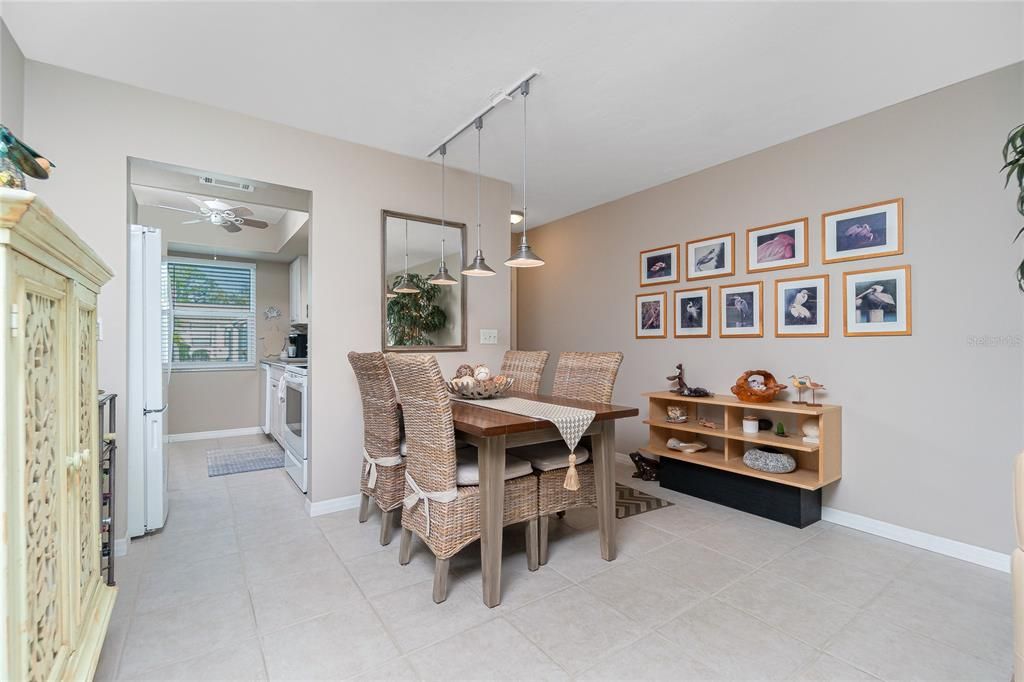 待售: $179,900 (2 贝兹, 2 浴室, 1037 平方英尺)