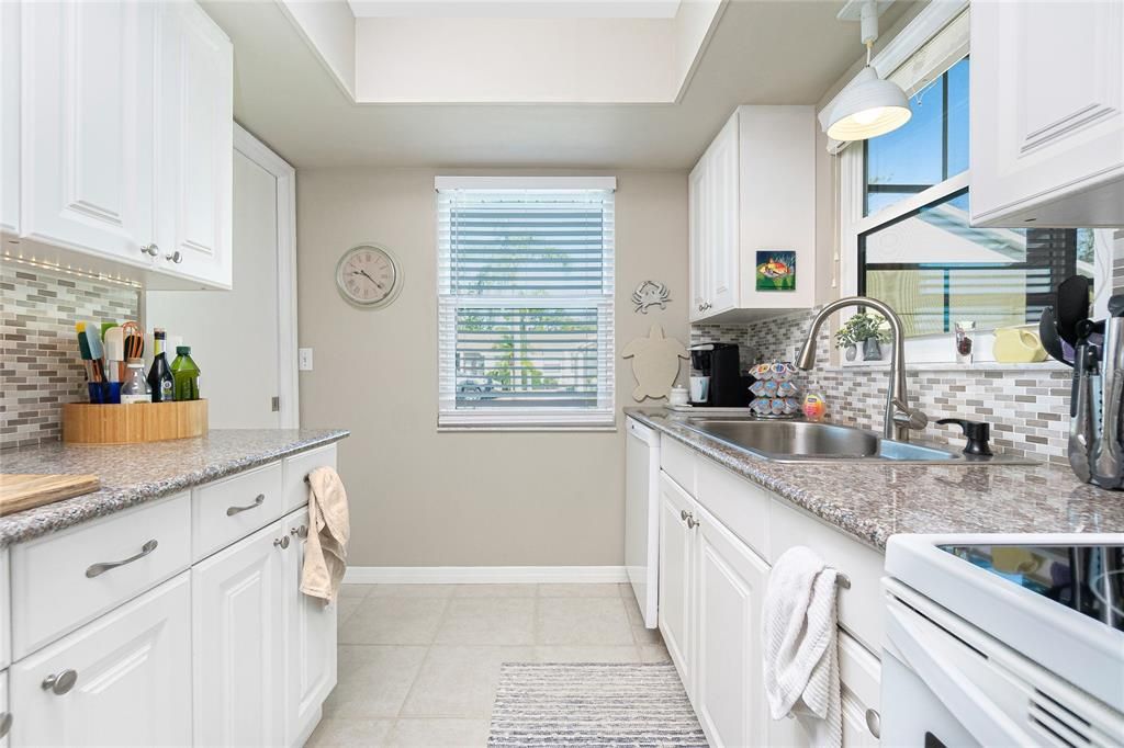 待售: $179,900 (2 贝兹, 2 浴室, 1037 平方英尺)