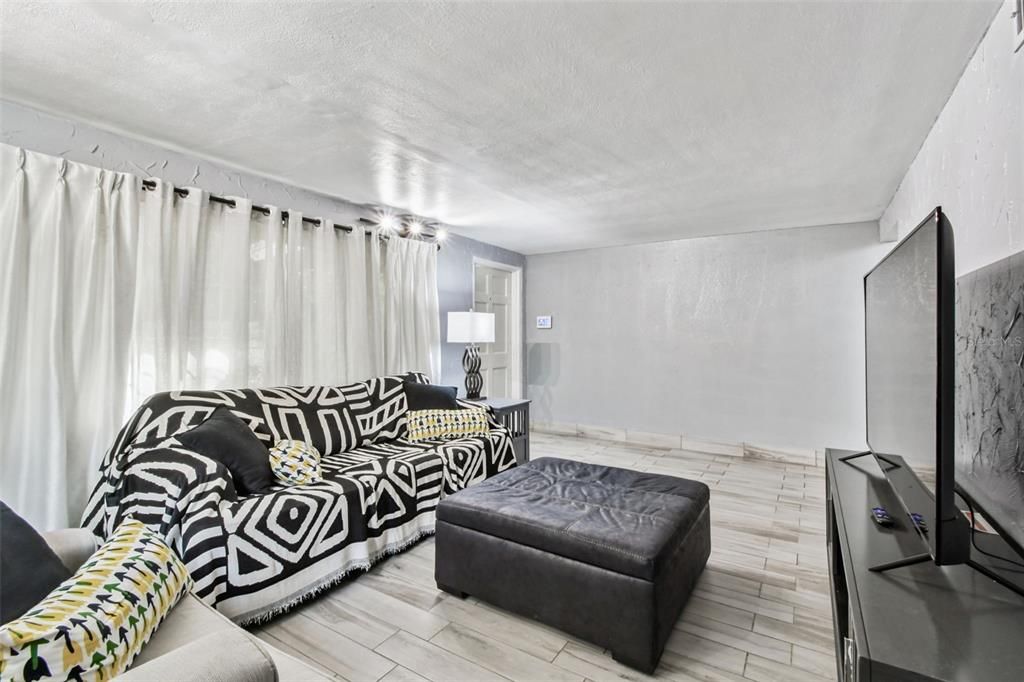 На продажу: $640,000 (3 спален, 0 ванн, 1683 Квадратных фут)