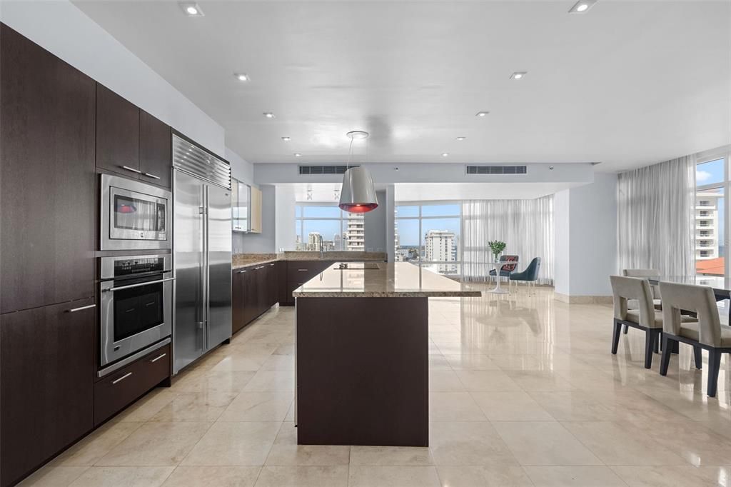 На продажу: $3,045,000 (2 спален, 2 ванн, 3291 Квадратных фут)