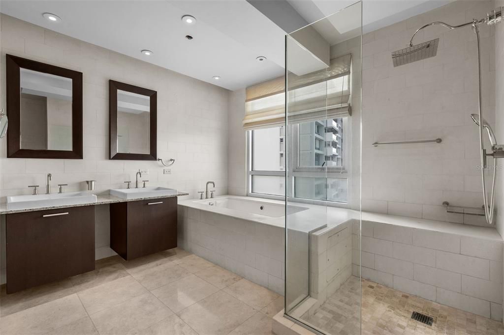 На продажу: $3,045,000 (2 спален, 2 ванн, 3291 Квадратных фут)