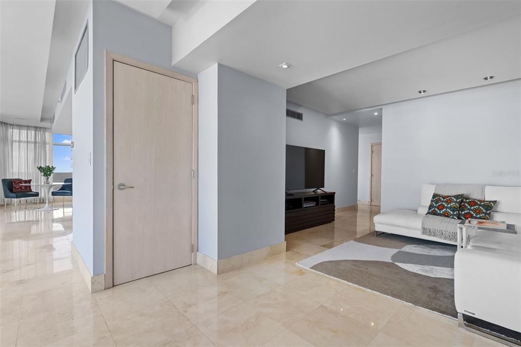 На продажу: $3,045,000 (2 спален, 2 ванн, 3291 Квадратных фут)