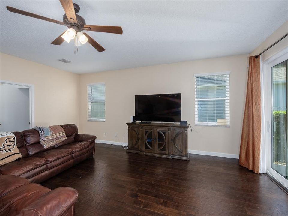 合同活跃: $525,000 (4 贝兹, 2 浴室, 3026 平方英尺)