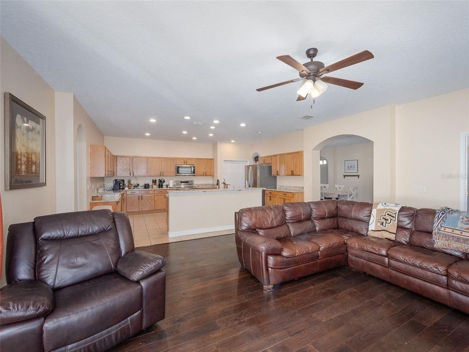 合同活跃: $525,000 (4 贝兹, 2 浴室, 3026 平方英尺)