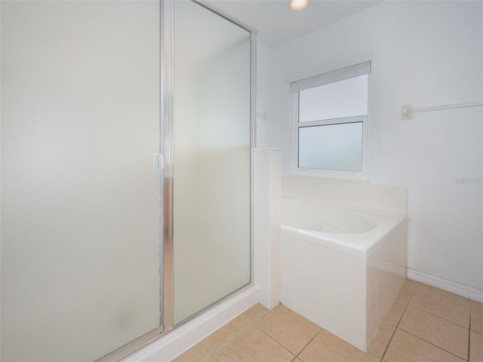 合同活跃: $525,000 (4 贝兹, 2 浴室, 3026 平方英尺)