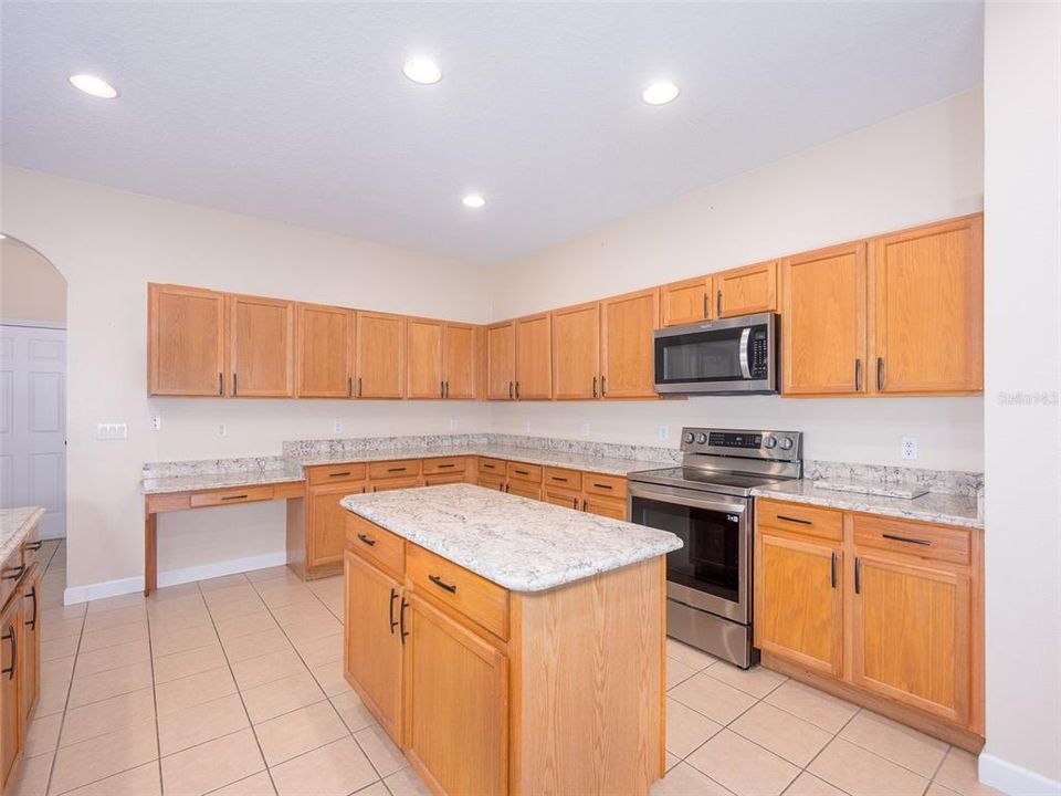 合同活跃: $525,000 (4 贝兹, 2 浴室, 3026 平方英尺)