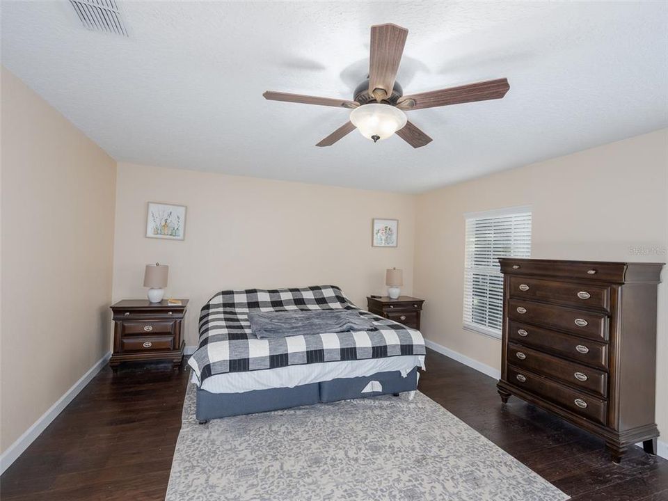 合同活跃: $525,000 (4 贝兹, 2 浴室, 3026 平方英尺)