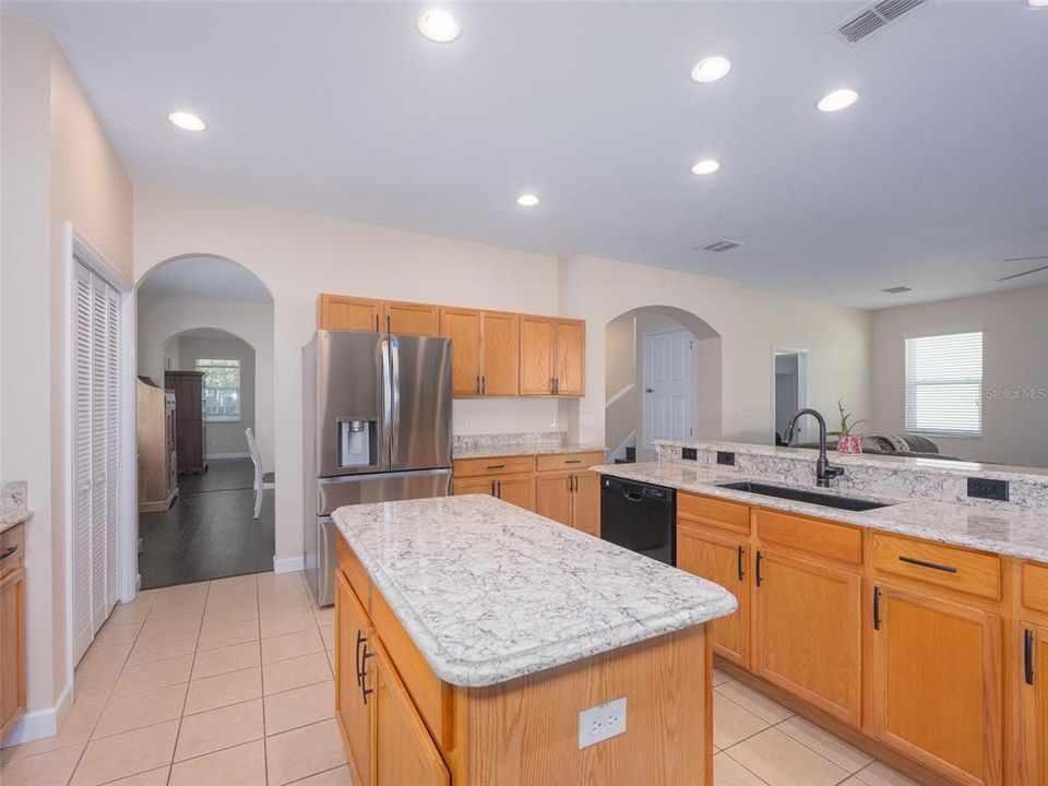 合同活跃: $525,000 (4 贝兹, 2 浴室, 3026 平方英尺)