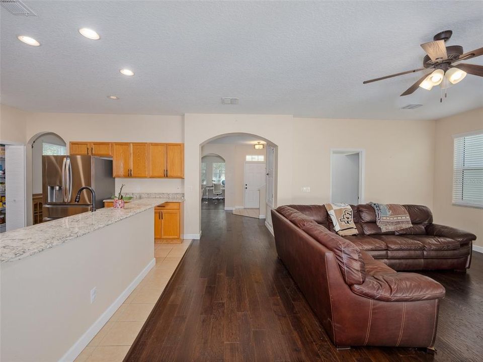 合同活跃: $525,000 (4 贝兹, 2 浴室, 3026 平方英尺)