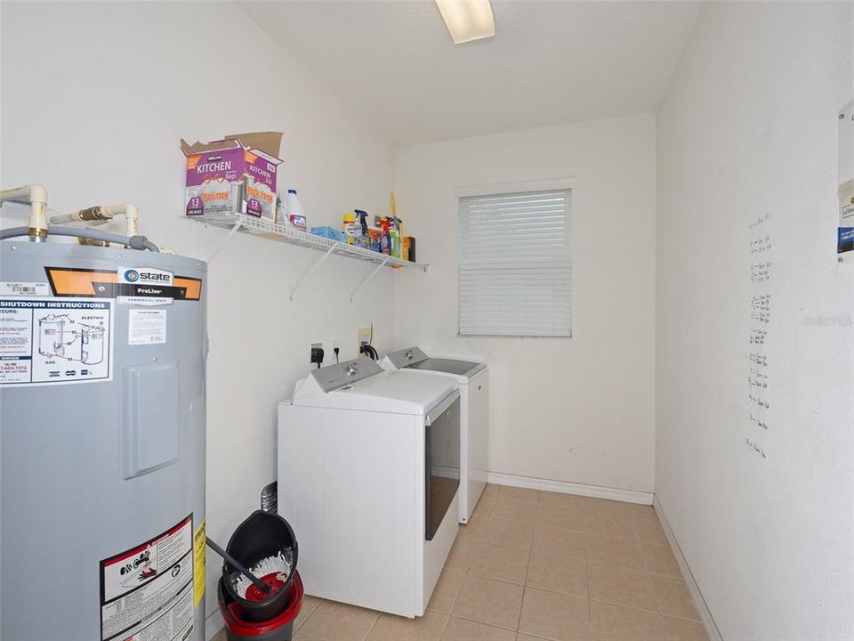 合同活跃: $525,000 (4 贝兹, 2 浴室, 3026 平方英尺)