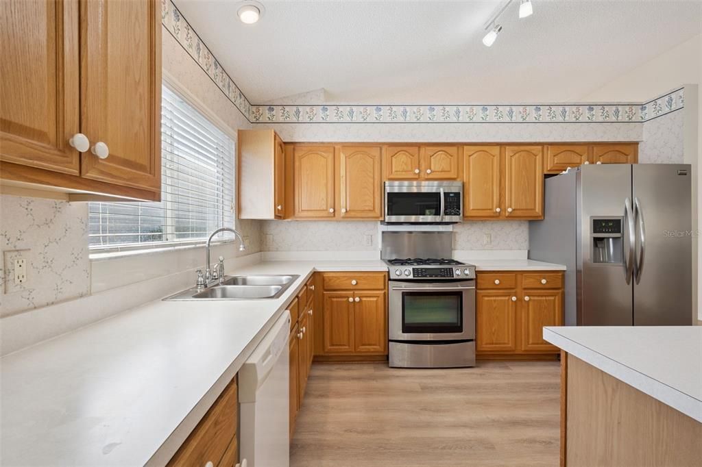 На продажу: $275,900 (3 спален, 2 ванн, 1801 Квадратных фут)