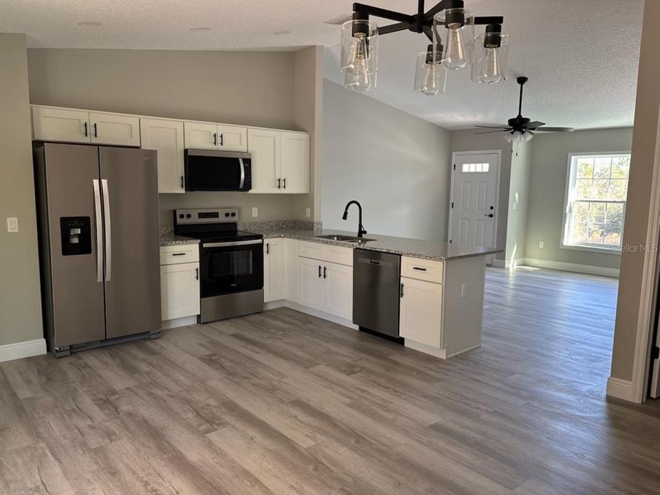Active With Contract: $239,900 (3 beds, 2 baths, 1405 Square Feet)