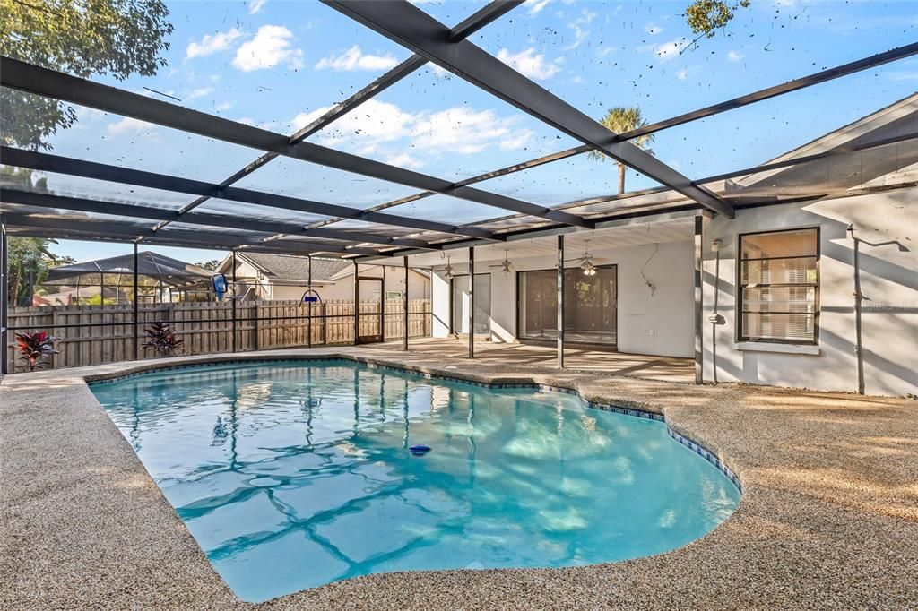 合同活跃: $450,000 (3 贝兹, 2 浴室, 1525 平方英尺)