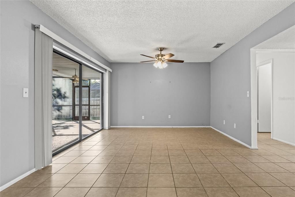 合同活跃: $450,000 (3 贝兹, 2 浴室, 1525 平方英尺)