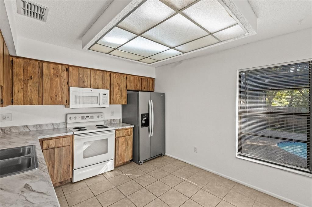 合同活跃: $450,000 (3 贝兹, 2 浴室, 1525 平方英尺)