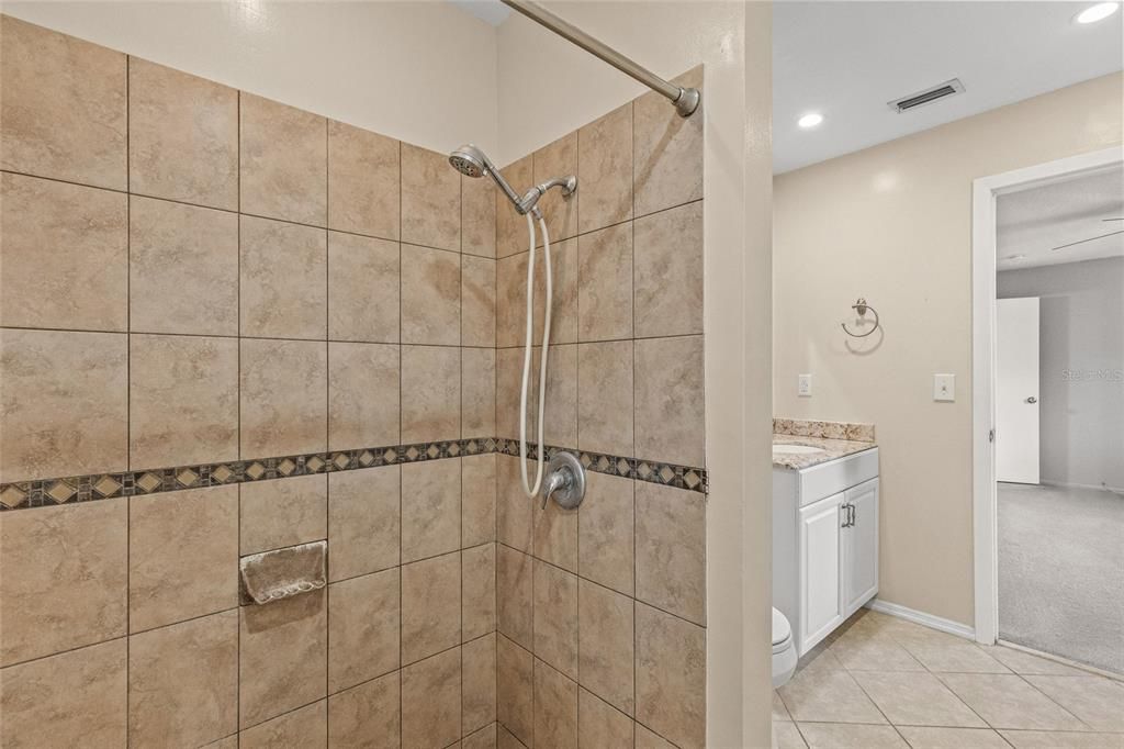 合同活跃: $450,000 (3 贝兹, 2 浴室, 1525 平方英尺)