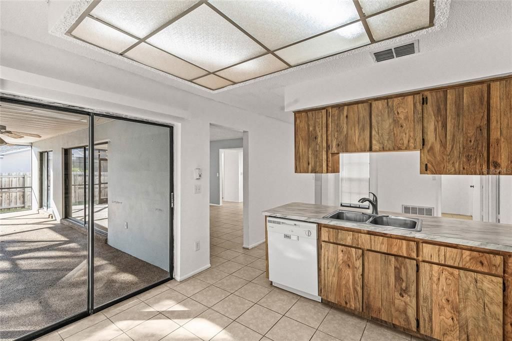 合同活跃: $450,000 (3 贝兹, 2 浴室, 1525 平方英尺)