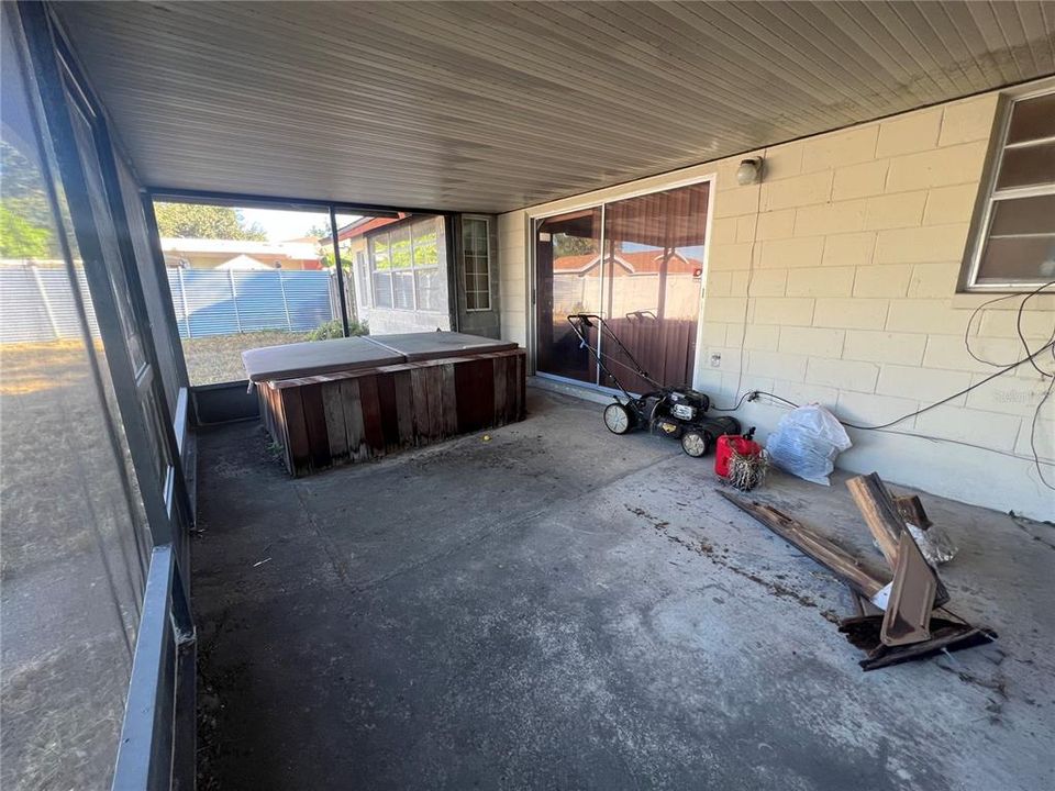 合同活跃: $360,000 (3 贝兹, 2 浴室, 1555 平方英尺)